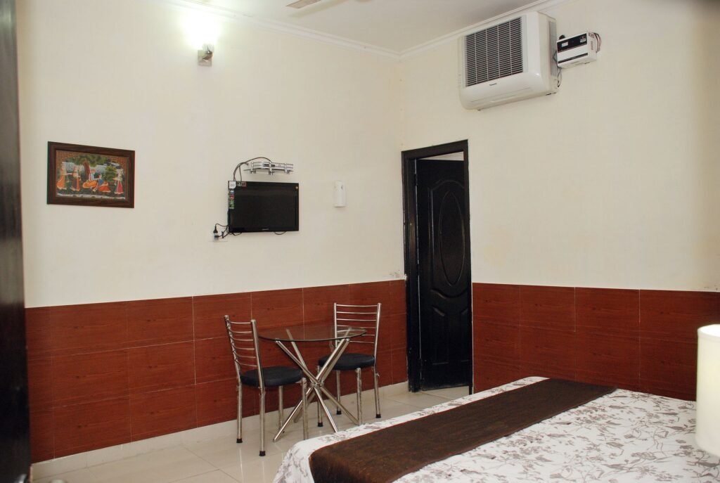 The Lazeez Hotel & Restaurant