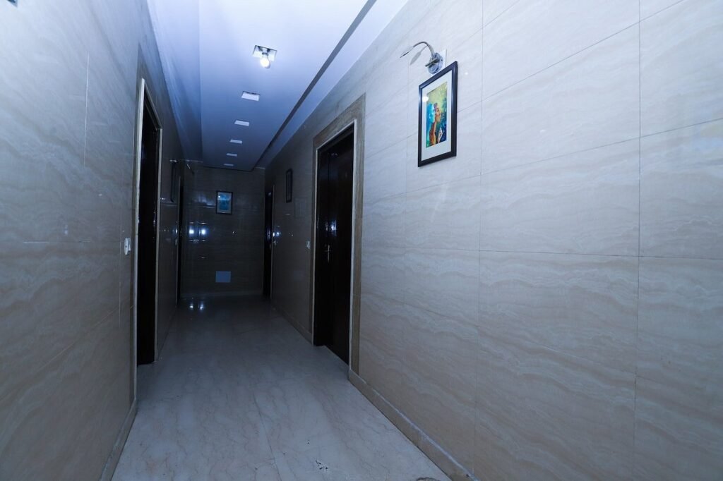 Super OYO Hotel J P Inn Near Patel Nagar Metro Station