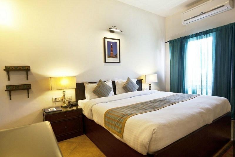 OYO Premium Kailash Colony Metro