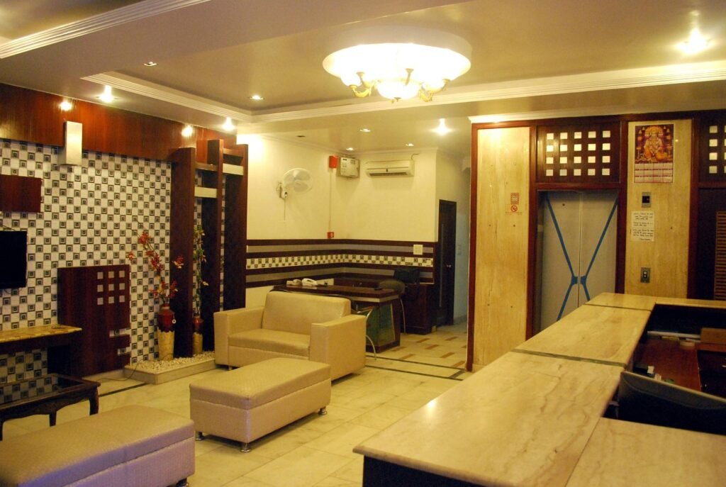 OYO 26216 Hotel Maanvi